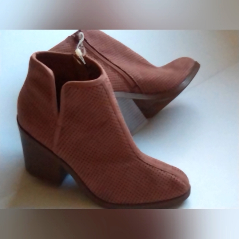 Ankle boots w/velvet detail
